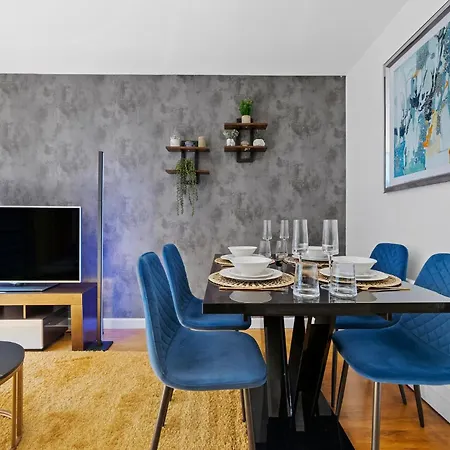 2 Bedroom Greek Street - Sleeps Up To 6 Apartment