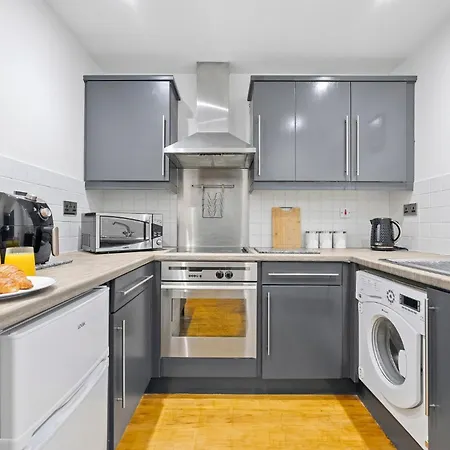 2 Bedroom Greek Street - Sleeps Up To 6 Apartment
