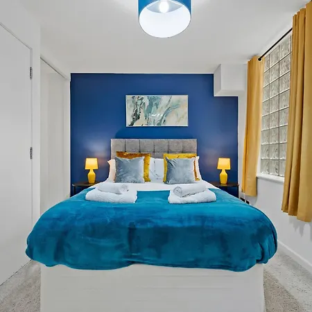 Apartment 2 Bedroom Greek Street - Sleeps Up To 6