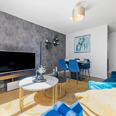 2 Bedroom Greek Street - Sleeps Up To 6 *