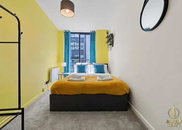 2 Bedroom Greek Street Apartment - Sleeps Up To 6 Apartment *