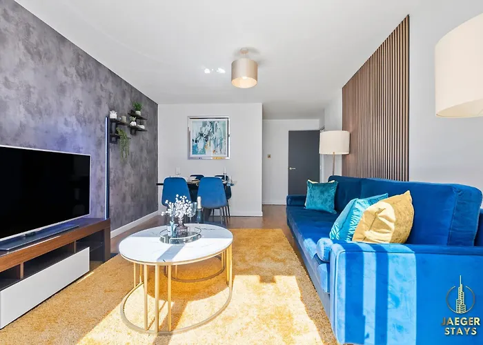 2 Bedroom Greek Street Apartment - Sleeps Up To 6