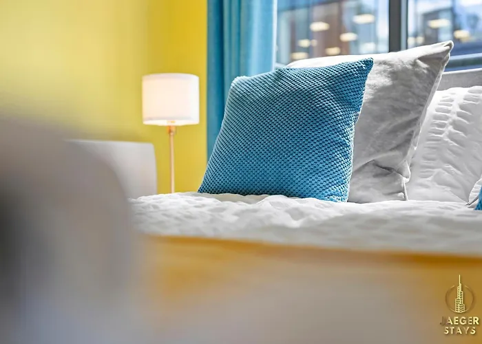 Apartment 2 Bedroom Greek Street Apartment - Sleeps Up To 6 *