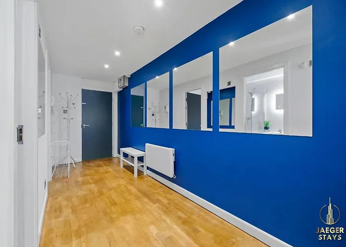 2 Bedroom Greek Street Apartment - Sleeps Up To 6