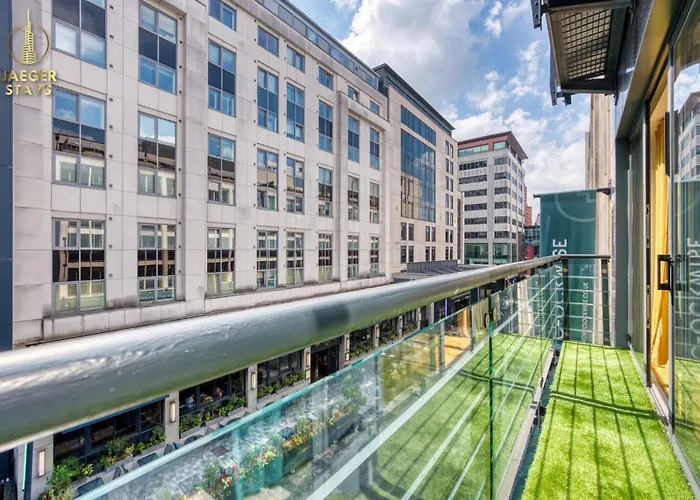 Apartment 2 Bedroom Greek Street Apartment - Sleeps Up To 6 *