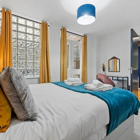 2 Bedroom Greek Street Apartment - Sleeps Up To 6 *