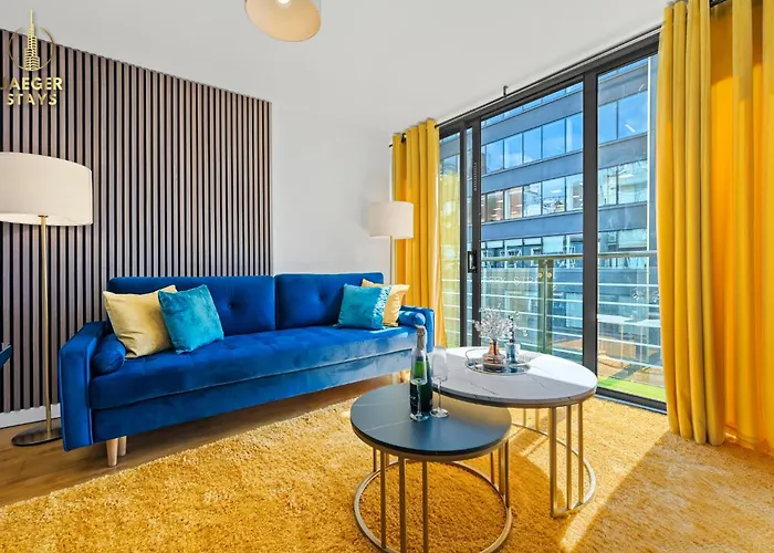 2 Bedroom Greek Street Apartment - Sleeps Up To 6 *