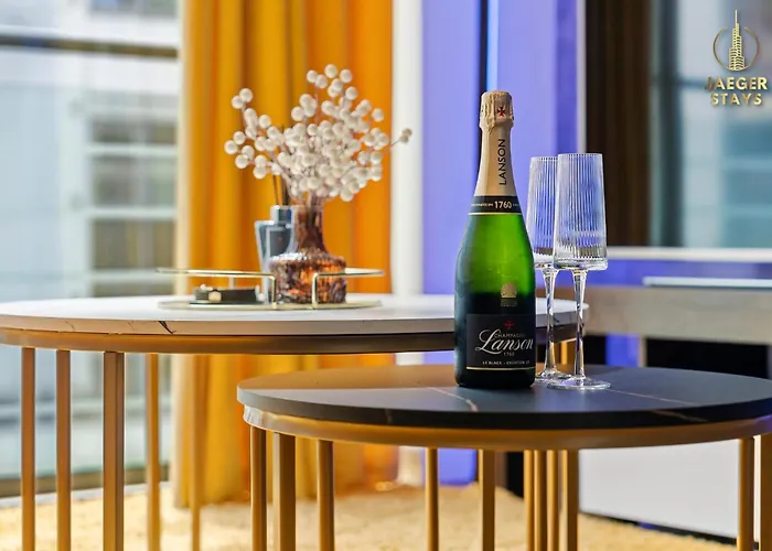 2 Bedroom Greek Street Apartment - Sleeps Up To 6 Apartment