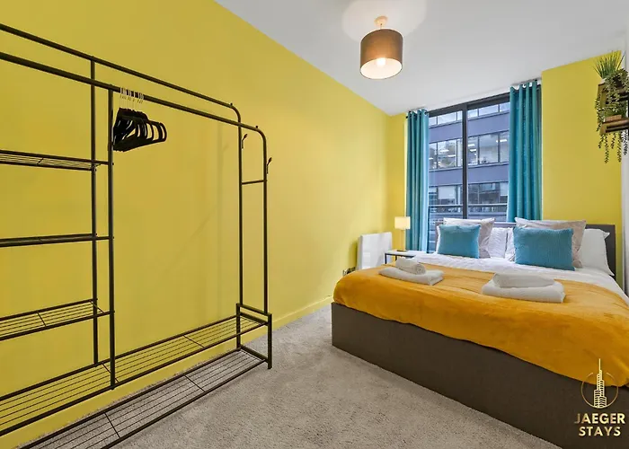 2 Bedroom Greek Street Apartment - Sleeps Up To 6 *