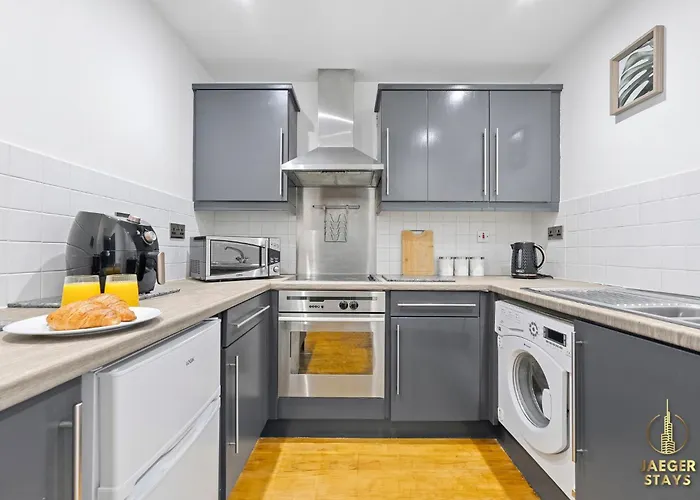 2 Bedroom Greek Street Apartment - Sleeps Up To 6 Apartment