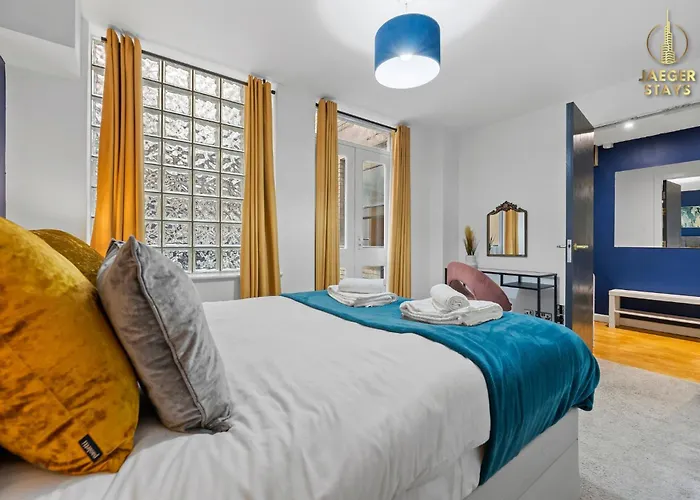 2 Bedroom Greek Street Apartment - Sleeps Up To 6 *