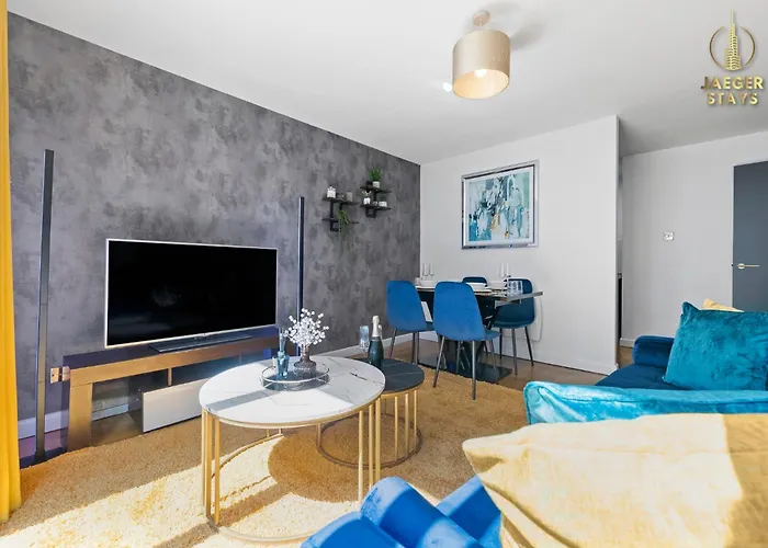 2 Bedroom Greek Street Apartment - Sleeps Up To 6 *